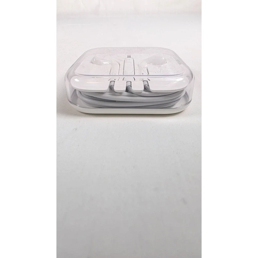 Apple Wired EarPods With 3.5mm Headphone Plug & Remote/Mic White
